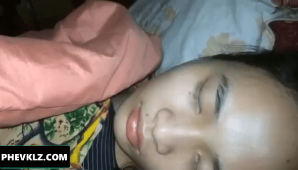 Em gái đang ngủ thì anh trai mò vào phòng và cái kết