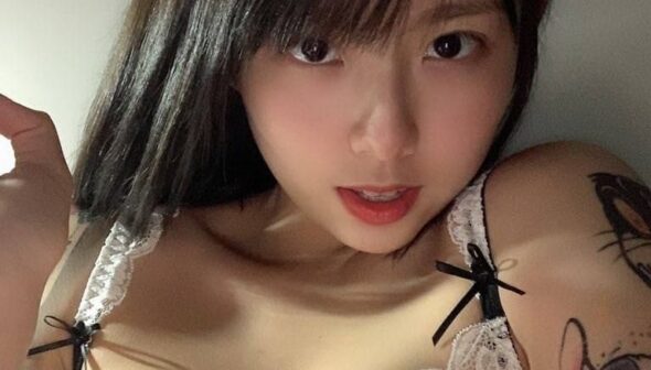 Gái dâm xăm chữ Wellcome To Fuck Me