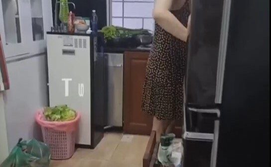 Đang nấu cơm cũng bị đè ra chịch