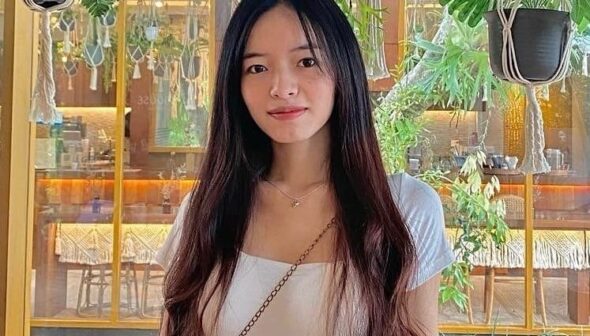 Em hơi gầy gò nhưng được cái địt khỏe