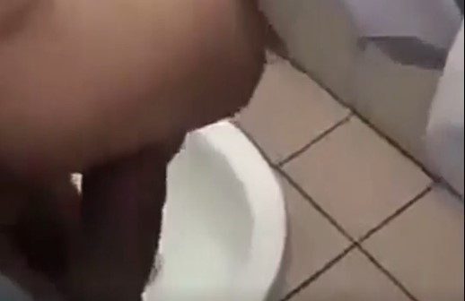 Hot Clip Sex học sinh Laos bú cu bạn trong nhà vệ sinh