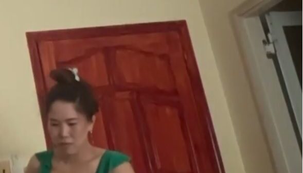 Nằm xuống đi , Chiều chị mới có Iphone 15 Pro Max