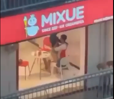 Cặp đôi trẻ Việt địt nhau trong tiệm kem Mixue Long Khánh