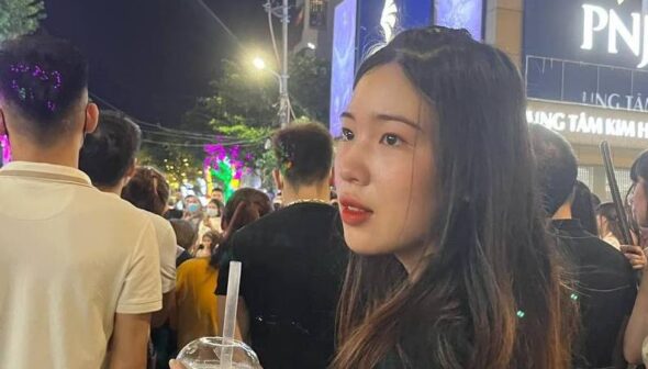 Đụ nát bím e Nhung Lya bắn tinh lên đầy người em