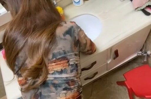 Doggy em áo dài từ nhà tắm ra ngoài