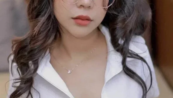 Clip chịch em áo trắng công sở vú to
