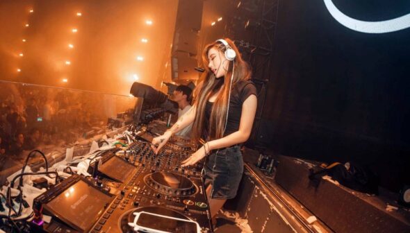 Clip Sex Nữ DJ này từng cực nổi tiếng và dính vào một vụ lùm xùm vì có clip nhún nhảy 12p