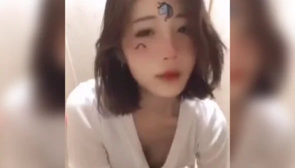 Em gái áo trắng mặt xinh khoe body mlem