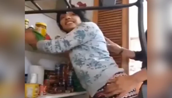 Vụng trộm với e vợ ở dưới bếp
