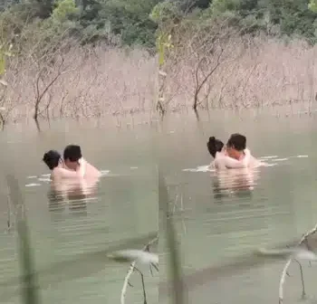 Quay được cảnh cặp đôi mò cua bắt cá dưới ao